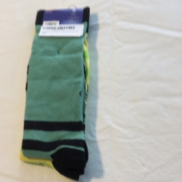 Sponge Bob Character  Socks 2 pr. One yellow & one green size 6 to 12 New - Picture 1 of 3